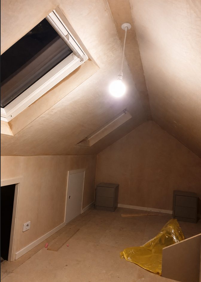 Dachgeschossausbau mit Dachfenstern – CREOTEC